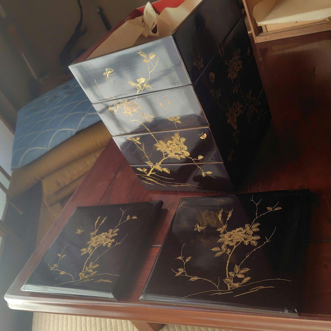 金縁漆器 輪島4段重箱 花と蝶の装飾
