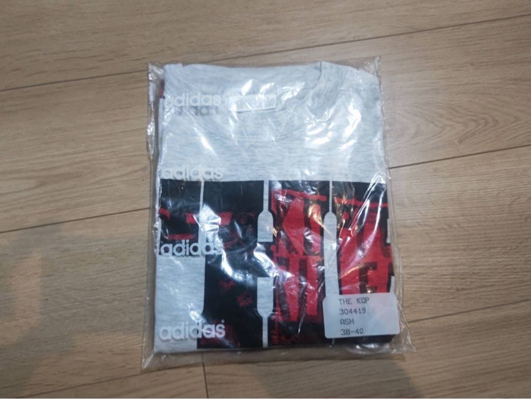 激レア！リバプールFC「ザ・コップ」アンフィールド・スタジアムの記念Tシャツ