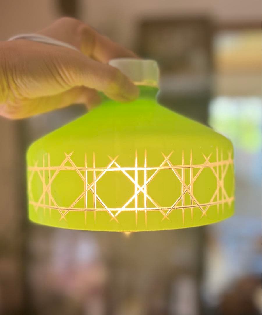 被せガラス緑色ガラス電笠　大正ロマン　洋館　古民家　切子　ウランガラス