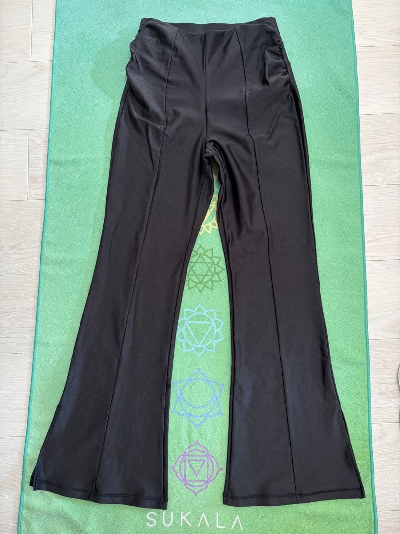 【SUKALA】シャインストレッチフィットフレアパンツ Mサイズ