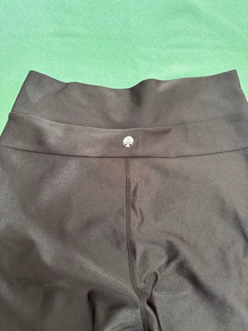 【SUKALA】シャインストレッチフィットフレアパンツ Mサイズ