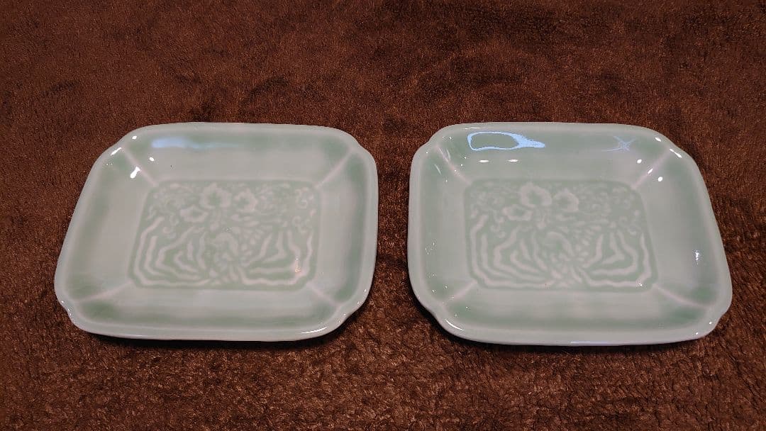 青磁　李朝青磁　角皿　陽刻　華の図　蔵出し　2客