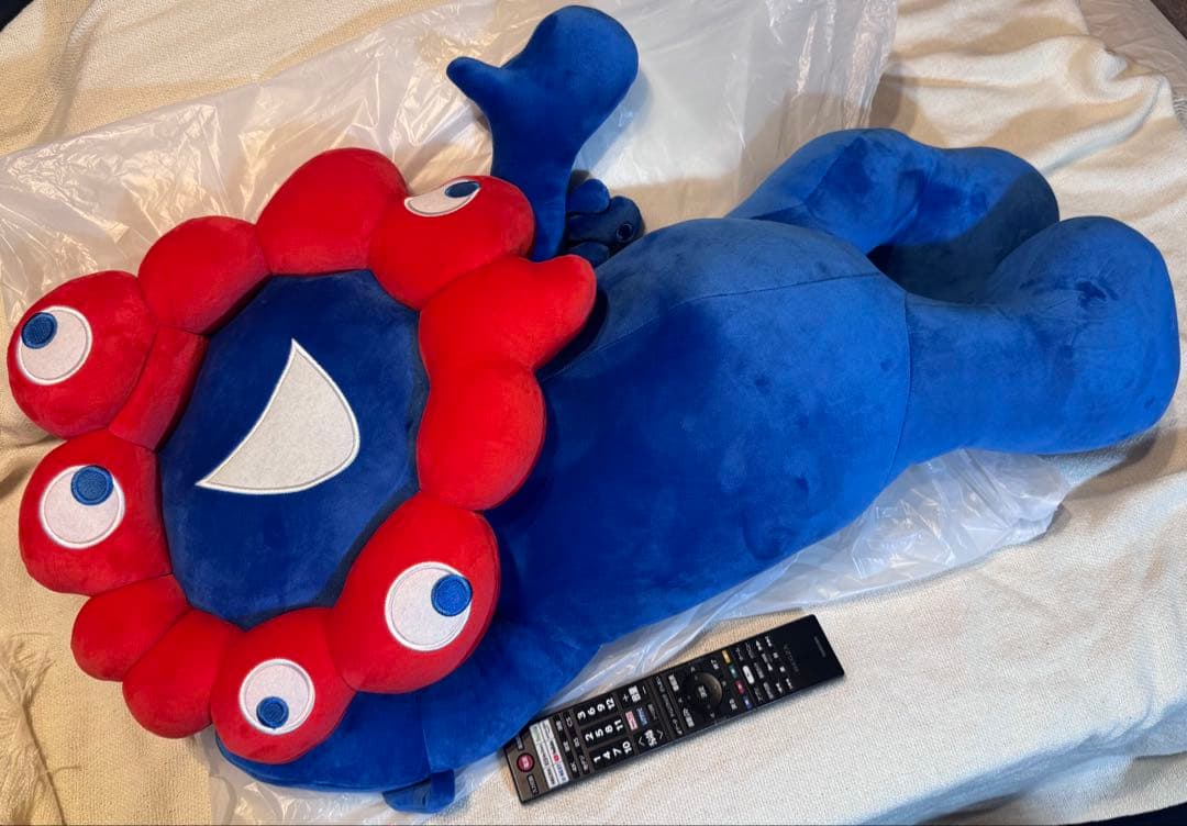 約80cm 目が特徴的なぬいぐるみ