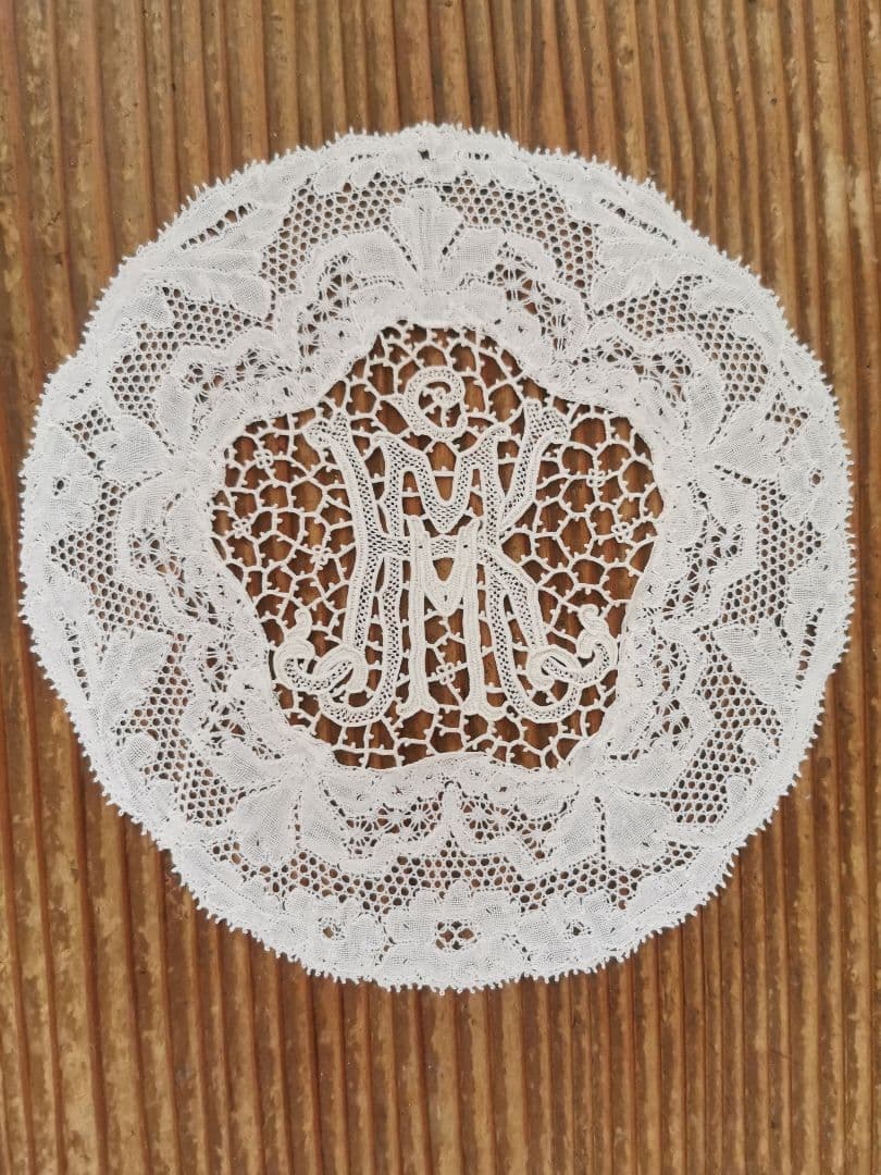 アンティーク ポワンドパリ 桜草 オーキッド イニシャルKＭ 鳥刺繍 ドイリー