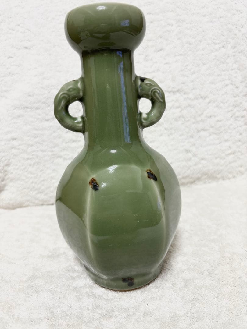 京都の陶芸家、二代目 加藤溪山（かとう けいざん）による青瓷耳付花生