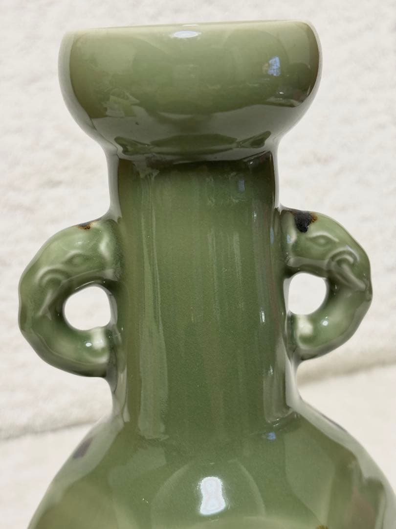 京都の陶芸家、二代目 加藤溪山（かとう けいざん）による青瓷耳付花生