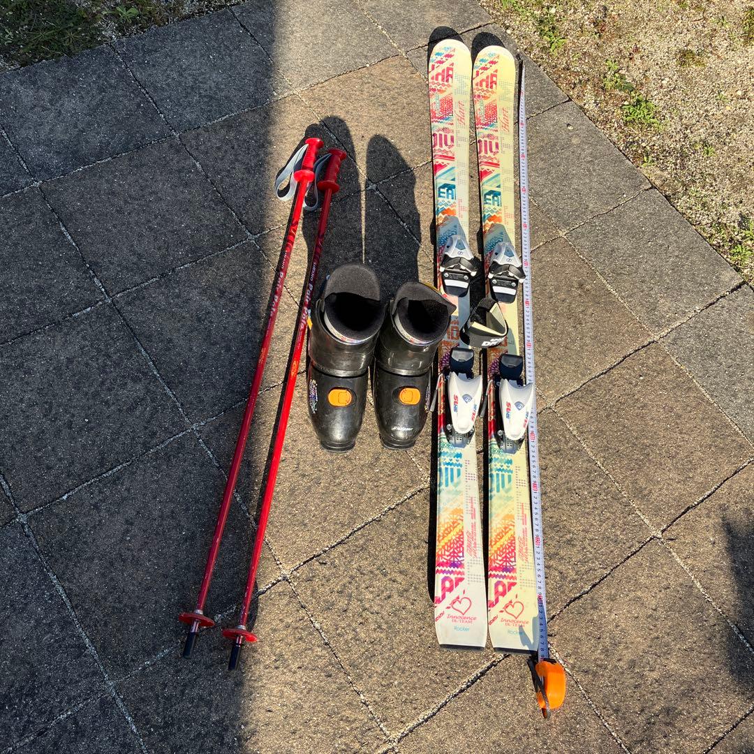 カラフルスキーセットと黒いブーツ