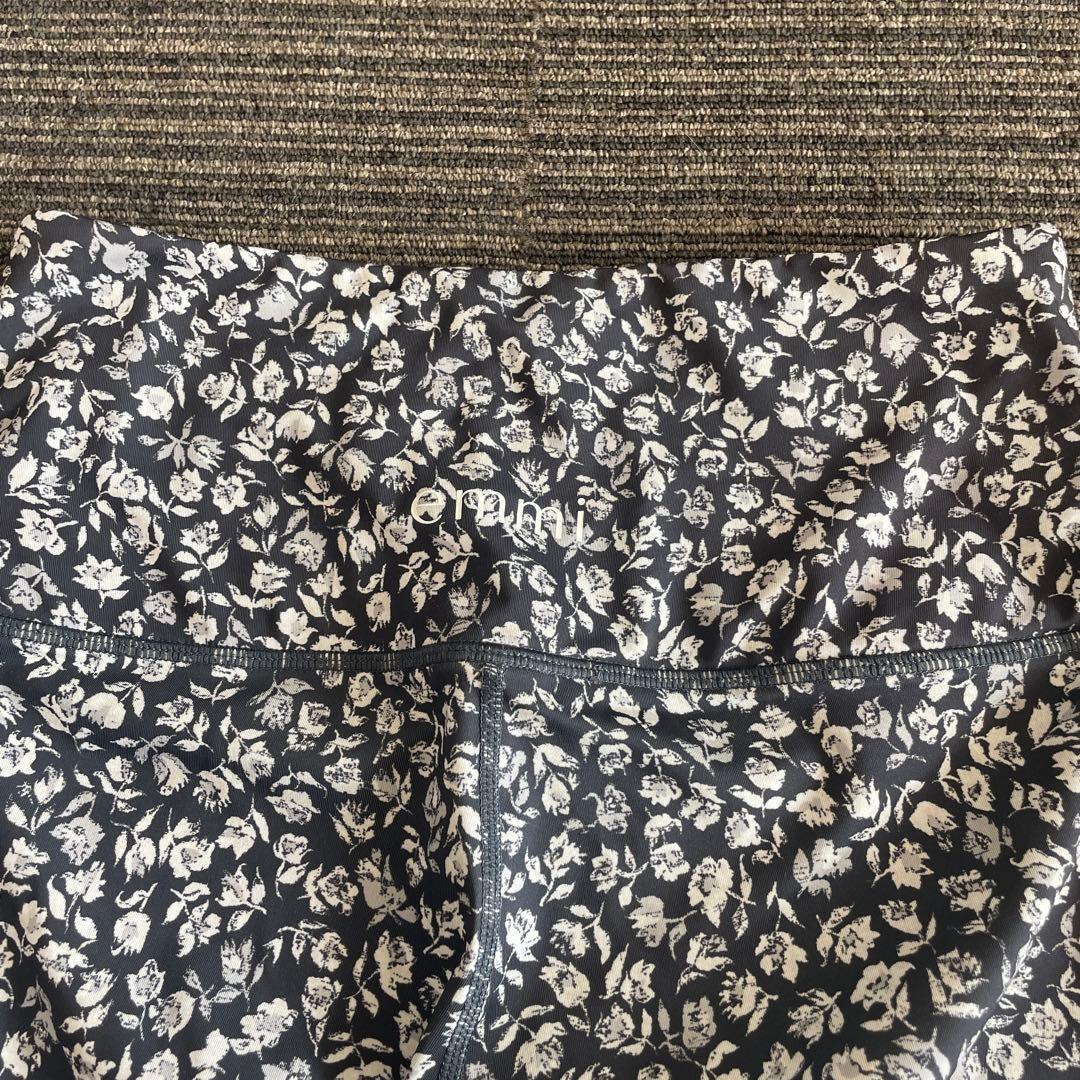 emmi花柄スポーツブラとレギンスセット