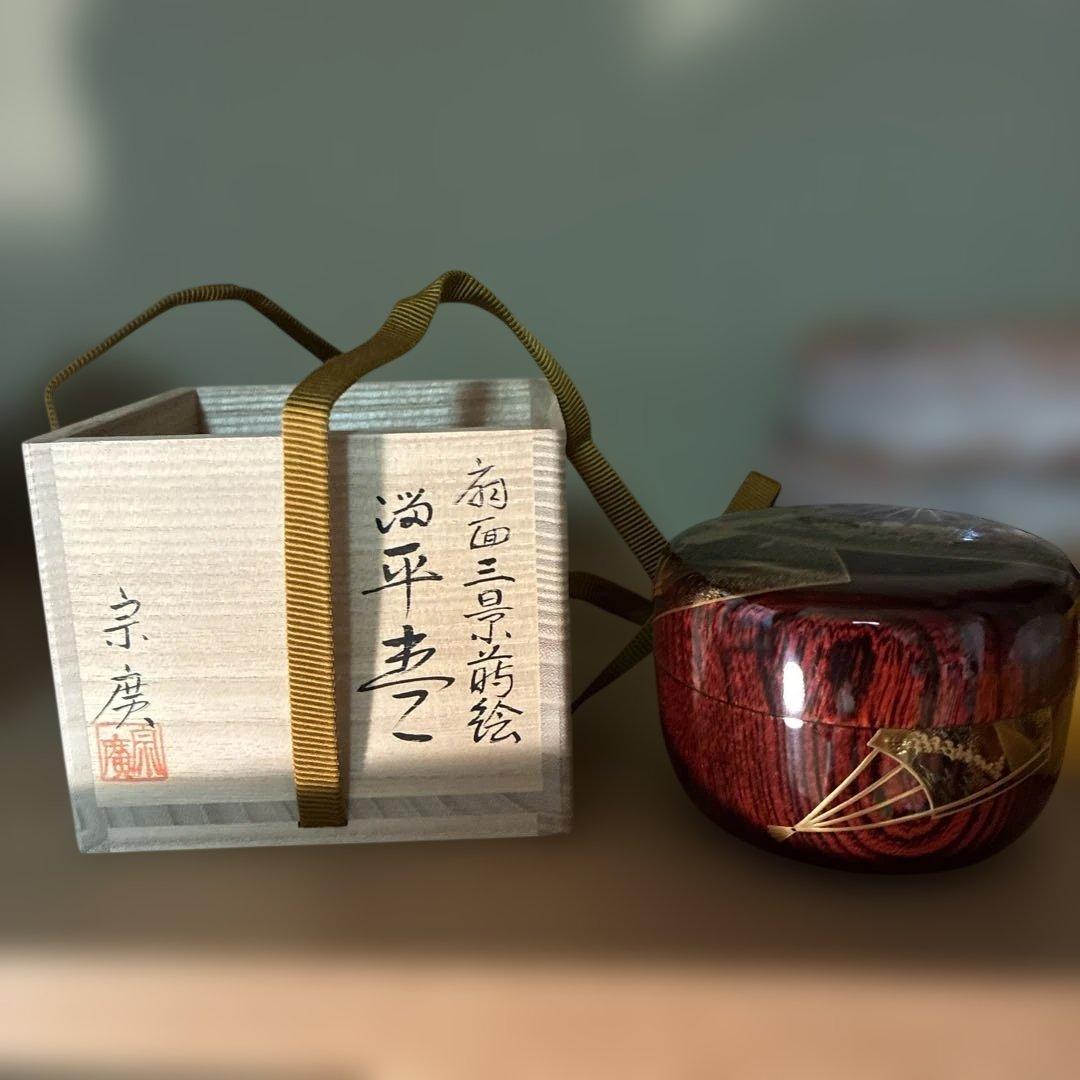 赤色金色装飾の茶碗と木製箱