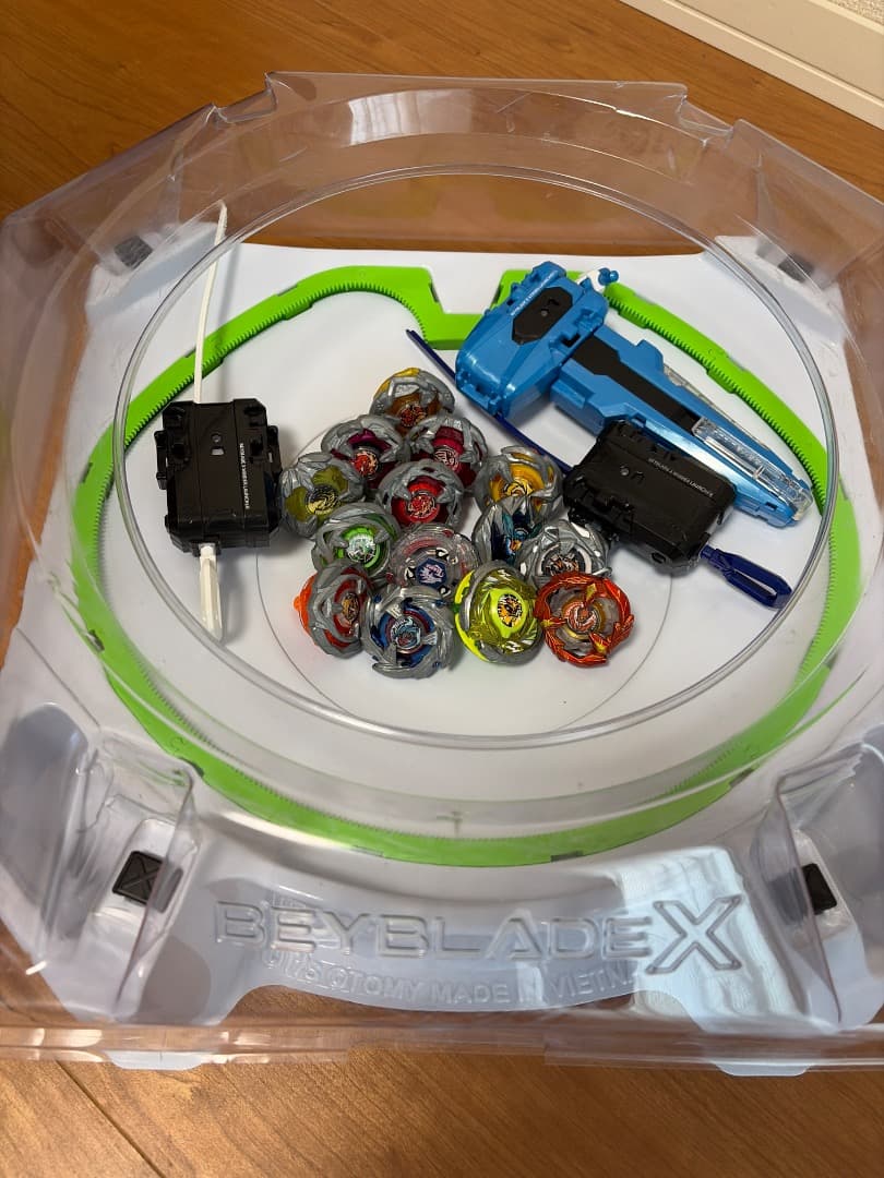 ベイブレードX セット 14個とランチャー3つ、ご希望の方はスタジアムもセット
