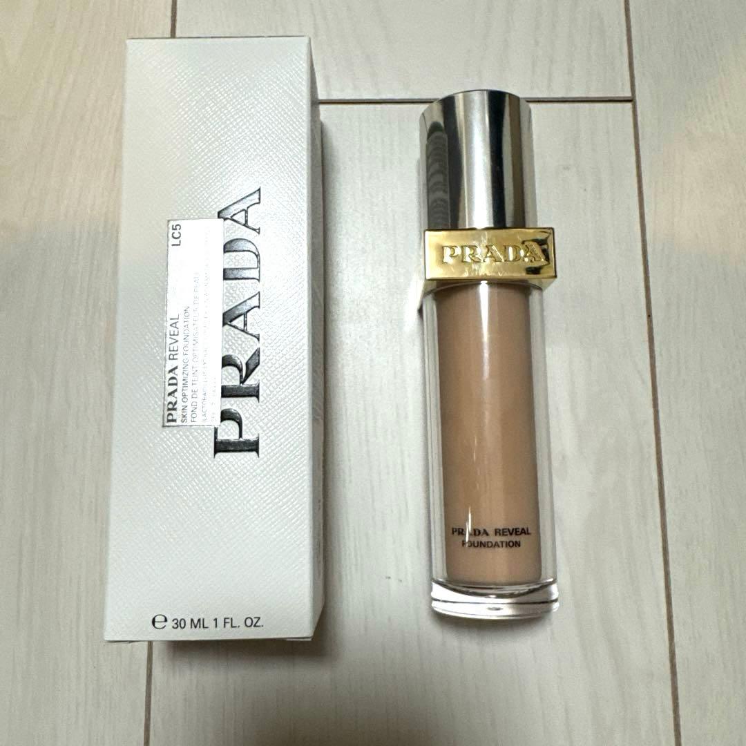 プラダ　リヴィールスキンファンデーション　LC5