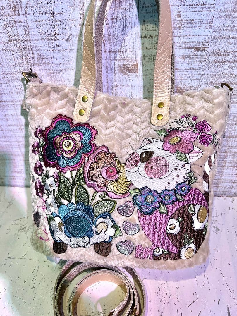 ロラライハリス♡ジグザグベージュファー生地♡刺繍の楕円底バッグ♡本革持ち手