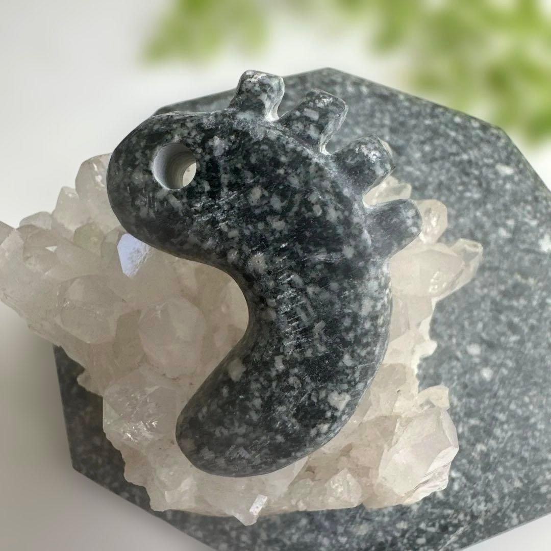 遠野霊石　願いを叶える龍神勾玉(光背)背ビレ切れ込み　獣型勾玉一ノ型