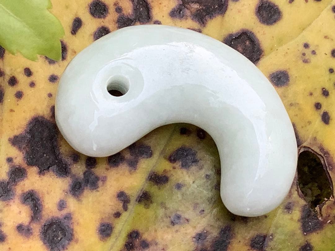 青緑入り✳小滝産原石切出し極上品質　本物の糸魚川翡翠勾玉　機械鑑定付の極上物を‼️