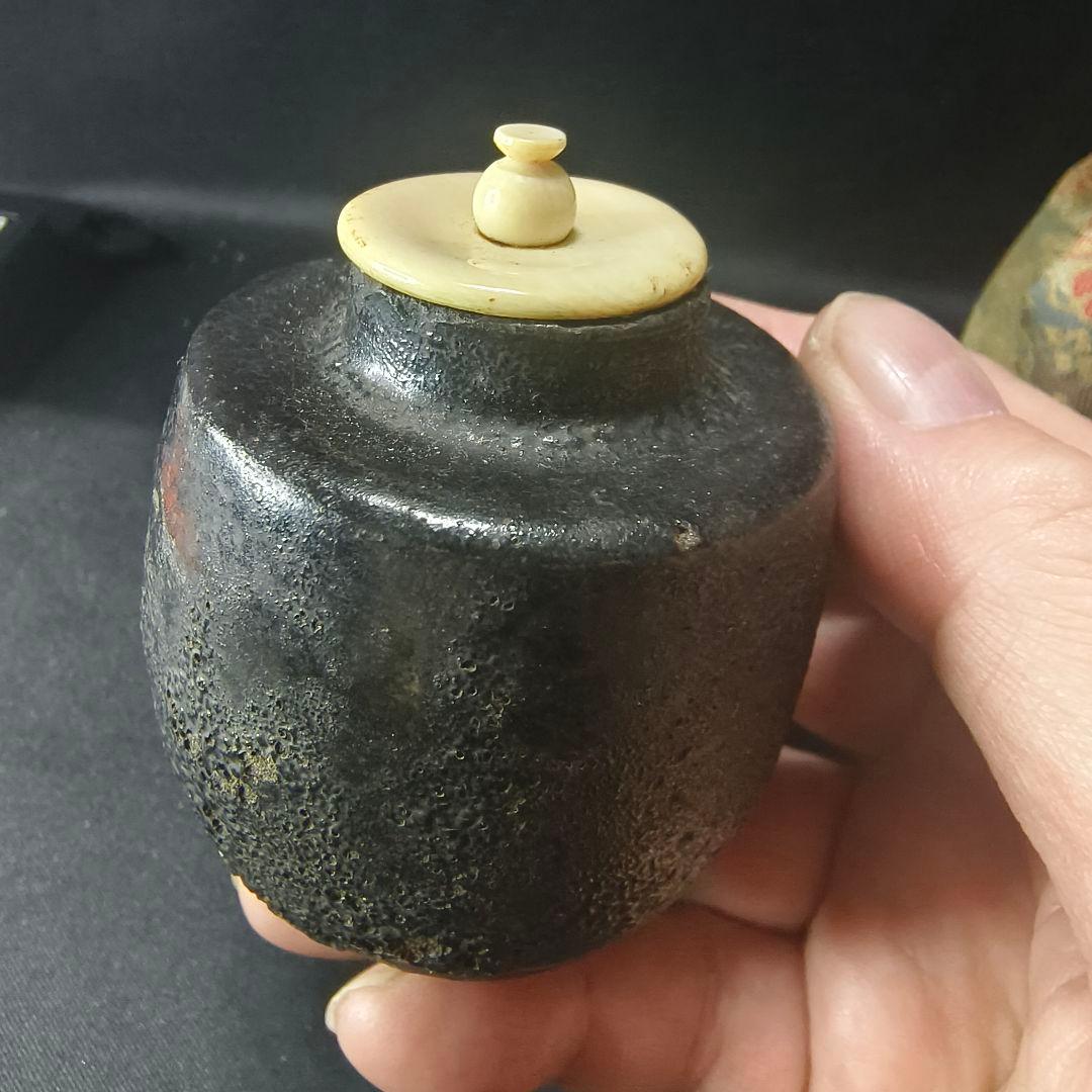 茶道具 肩衝茶入 古伊賀焼 黒釉自然素材蓋 西陣織仕覆 桐箱 江戸骨董古美術珍品