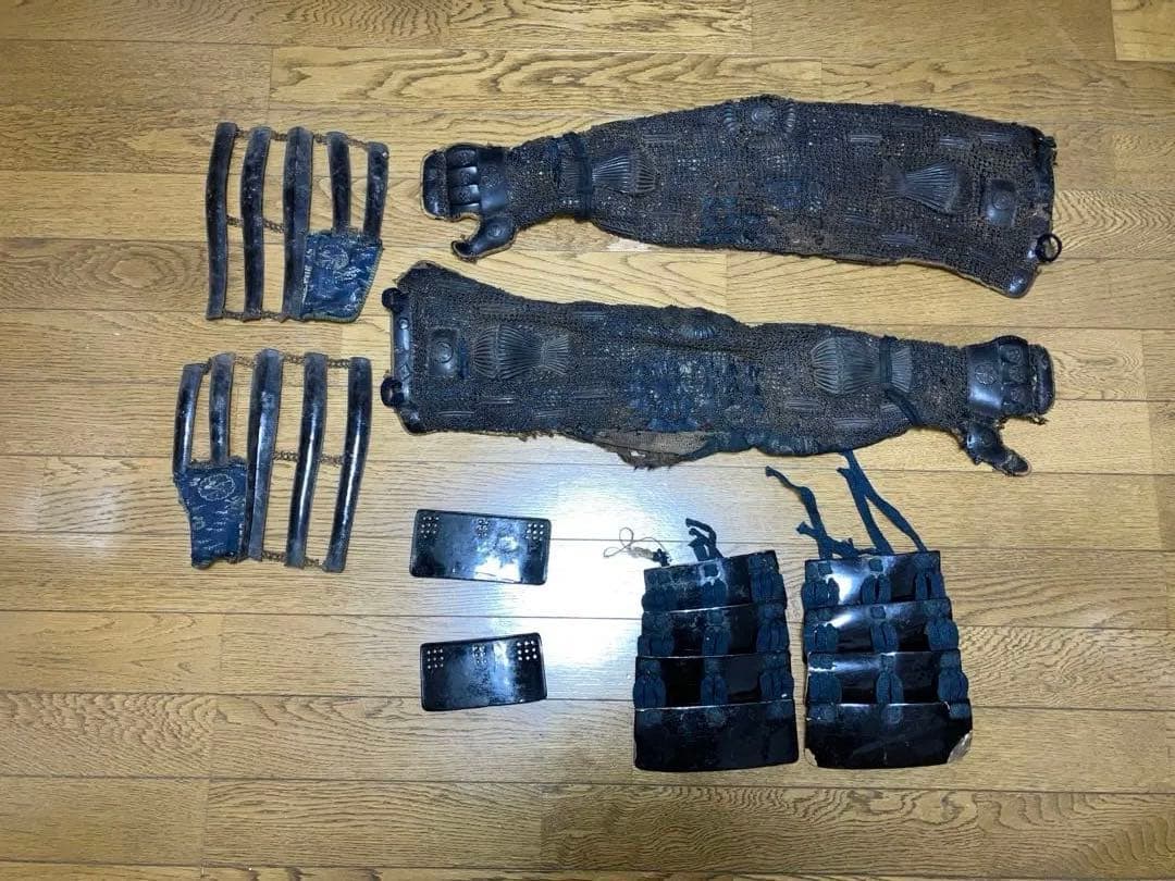江戸期　甲冑の籠手、脛当て、草摺の部品セット