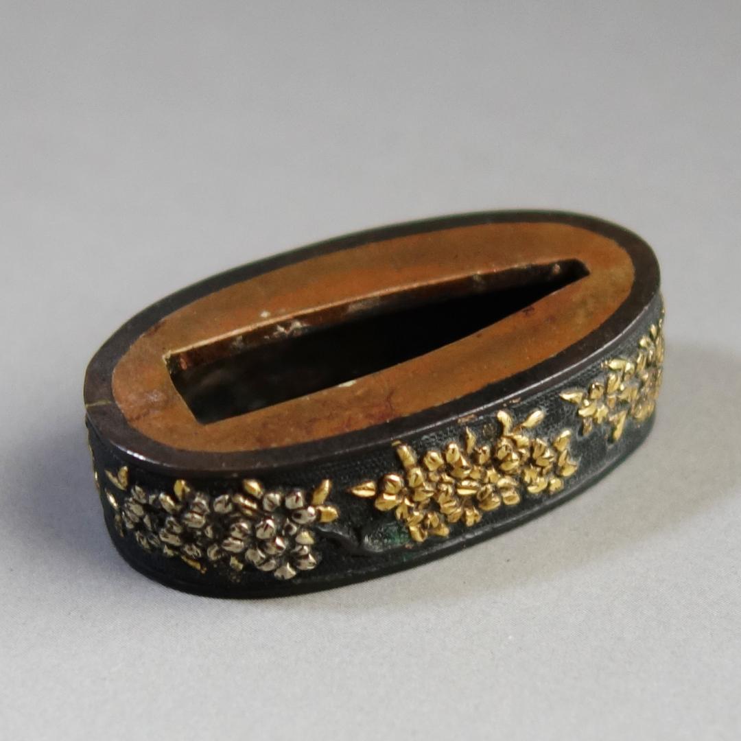 【桜花図縁頭 赤銅魚子地 金銀色絵】 刀装具 縁頭 鍔 鐔 日本刀 武具 骨董