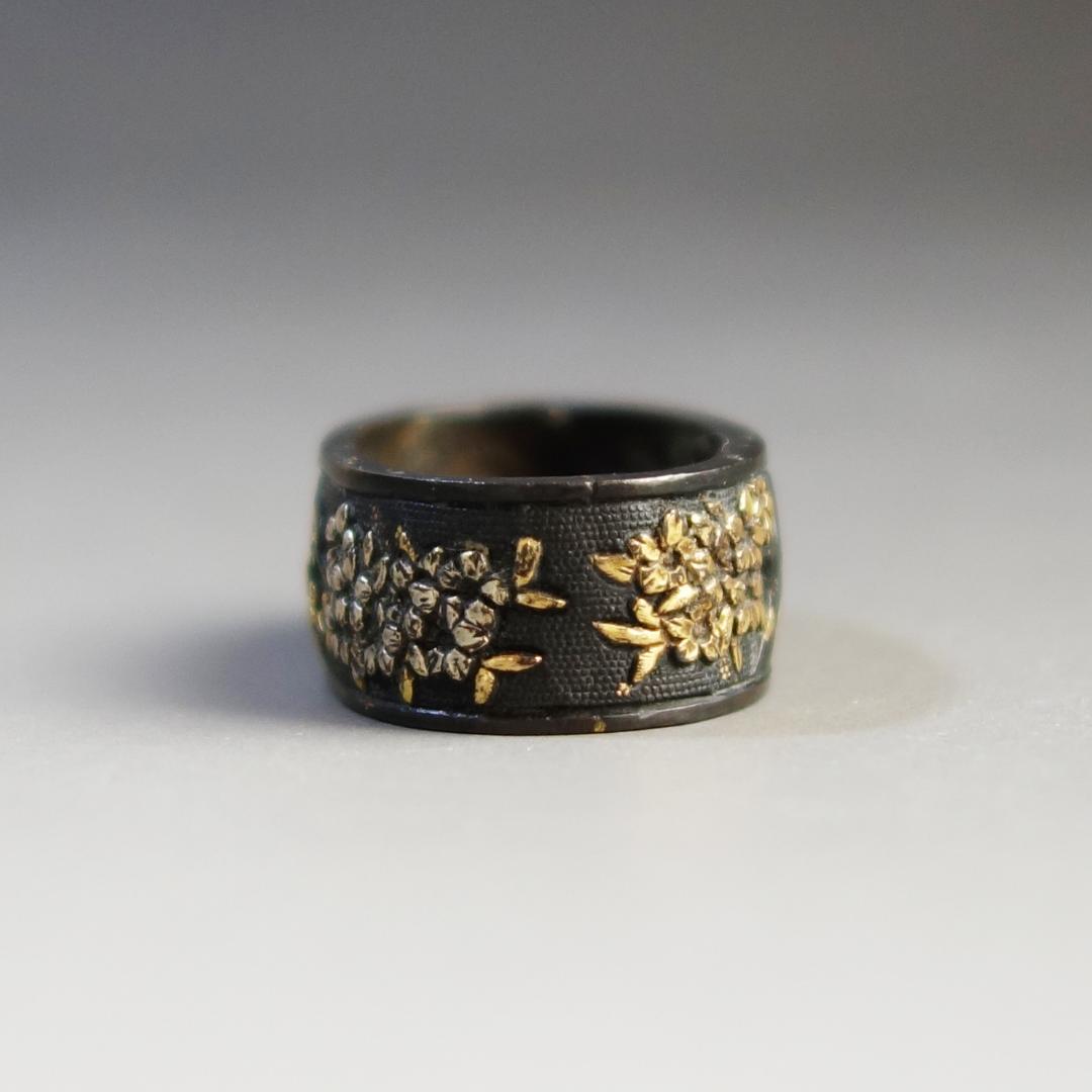 【桜花図縁頭 赤銅魚子地 金銀色絵】 刀装具 縁頭 鍔 鐔 日本刀 武具 骨董