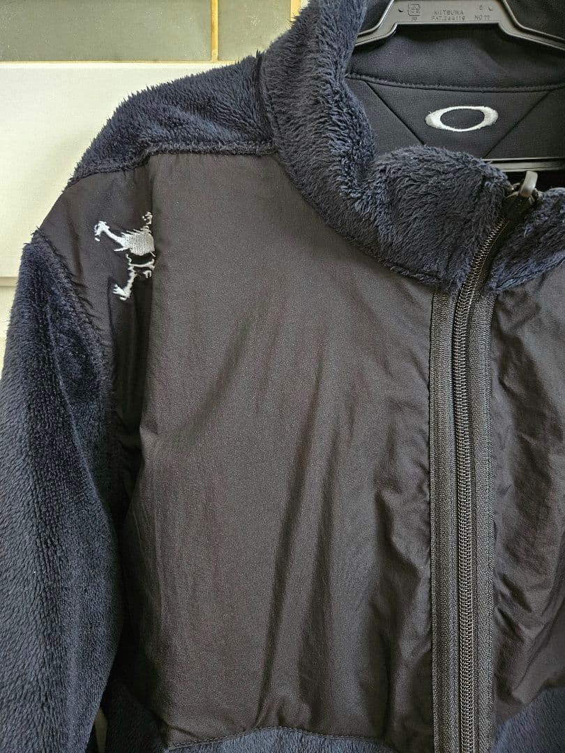 美品！OAKLEYオークリースカル　リバーシブル上下セットアップ（Lサイズ）