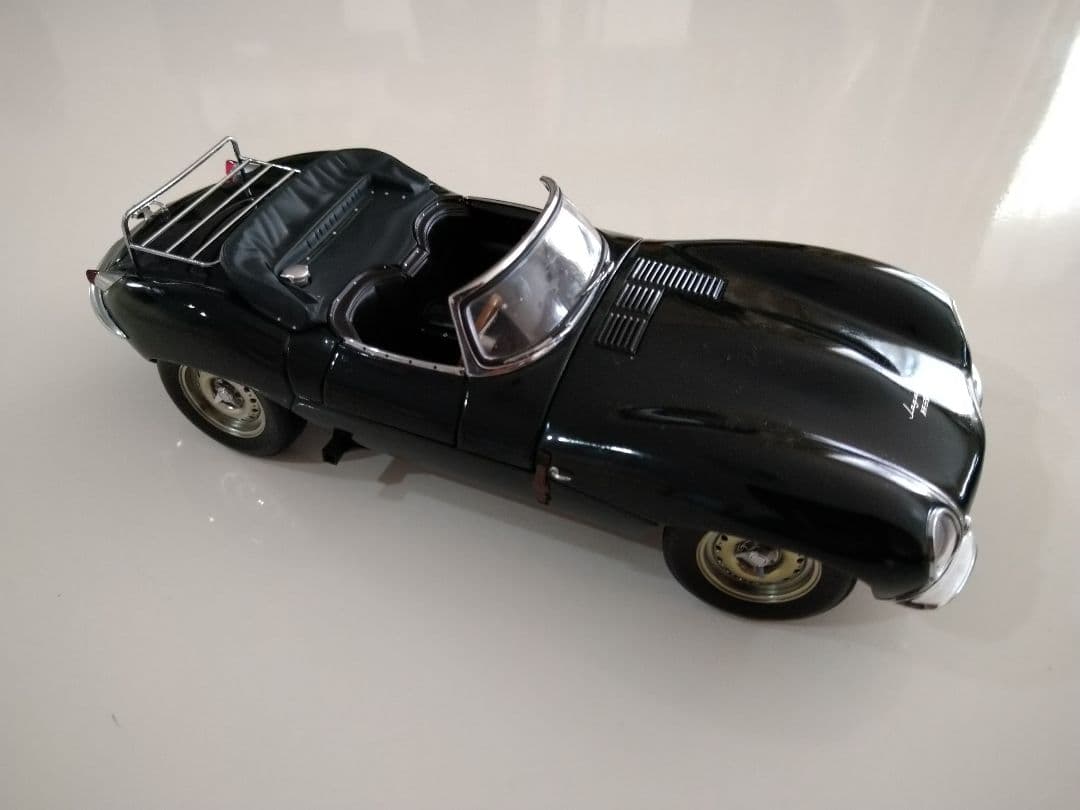 車　ＪＡＧＡＵＡＲ　Ｘｋ　ＳＳ　1/18　ＡＵＴＯ・ＡＲＴ　ダイキャストミニカー