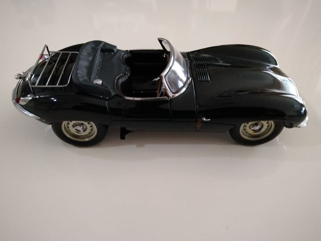 車　ＪＡＧＡＵＡＲ　Ｘｋ　ＳＳ　1/18　ＡＵＴＯ・ＡＲＴ　ダイキャストミニカー