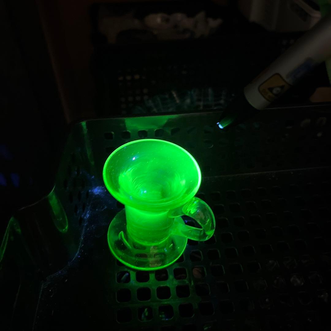 骨董　時代ガラス　超希少若草色　取手付き　厚底　アイスクリームコップ　ウラン