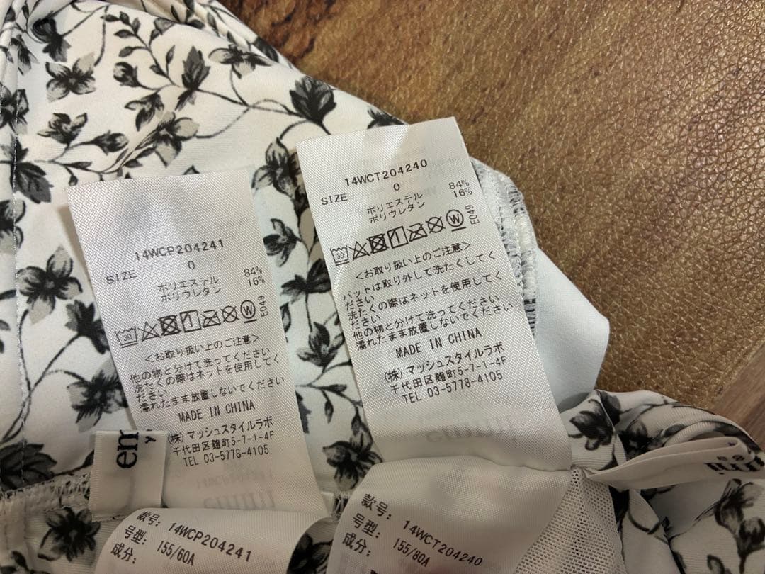 極美　emmi yogaエミヨガ　ヨガウェア　白黒モダン　小花柄　S