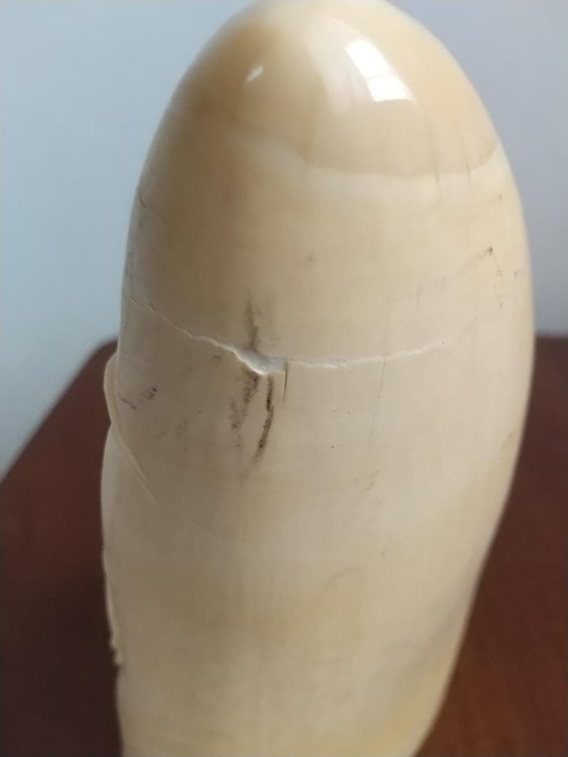 抹香鯨の歯の置物（龍彫刻） 黒台座付き