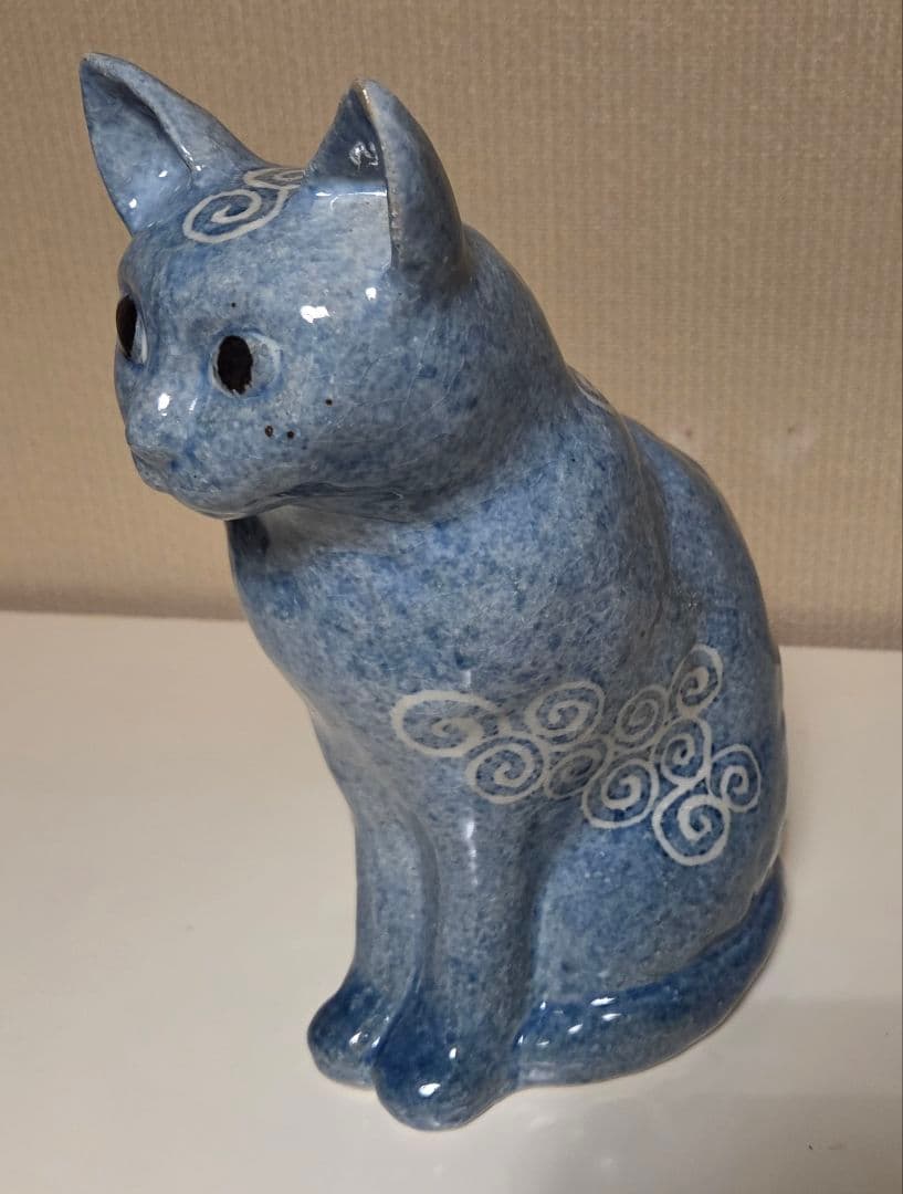 広瀬さちよ作 猫置物 唐草模様　陶器製 唐草模様 ブルー