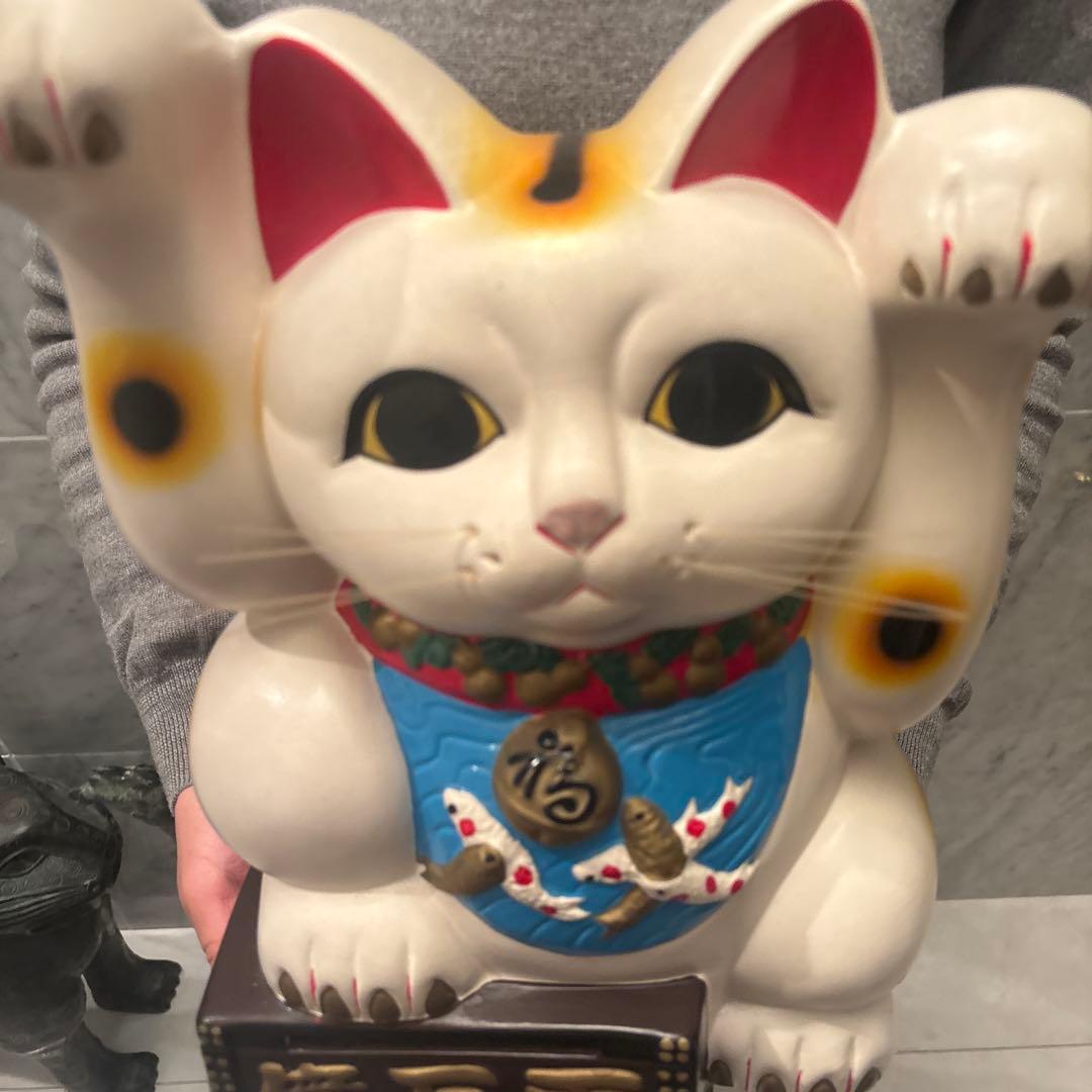 ヴィンテージ瞳や鯉の前掛けが美しい両手上げの金運・良き人を呼ぶ欲張り招き猫