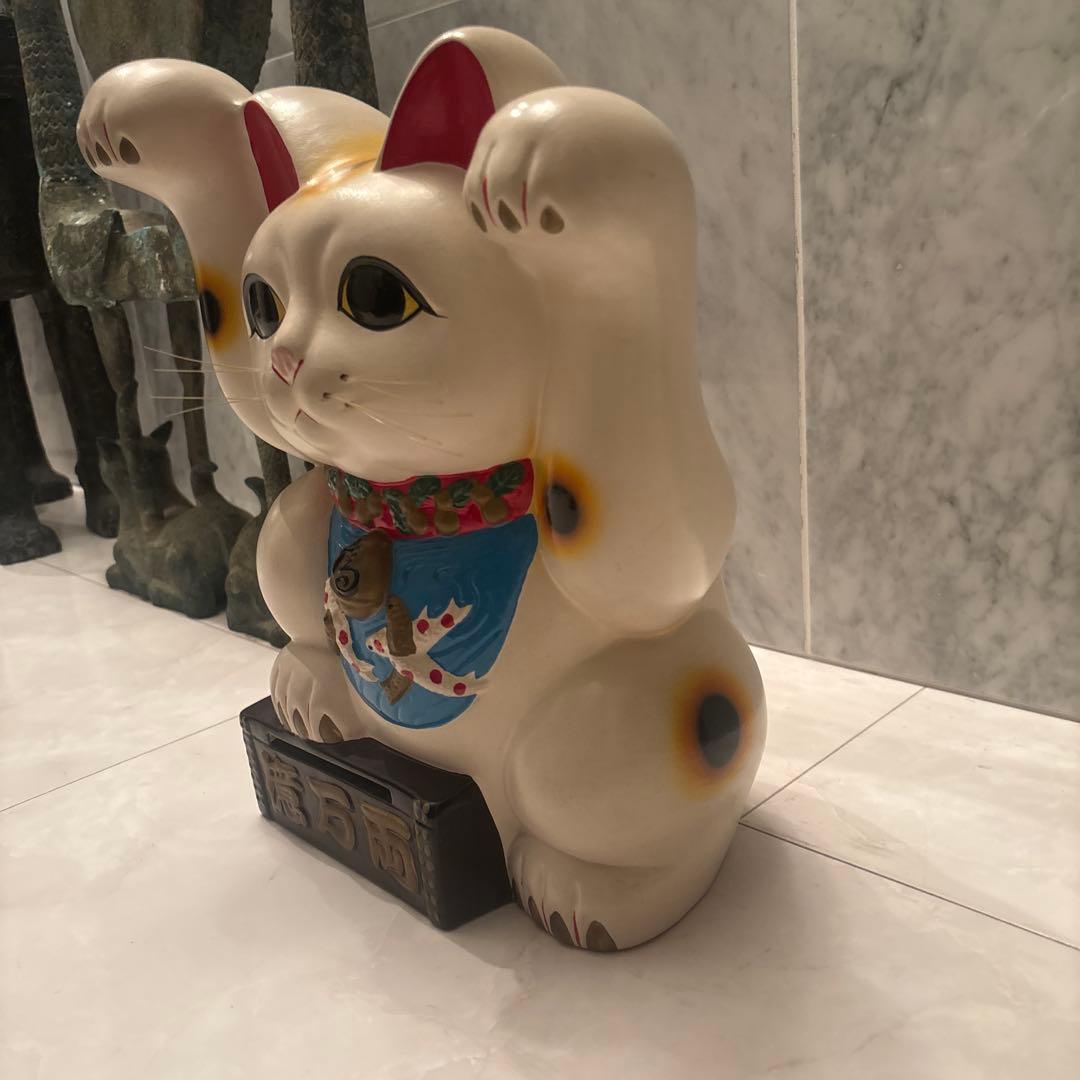 ヴィンテージ瞳や鯉の前掛けが美しい両手上げの金運・良き人を呼ぶ欲張り招き猫