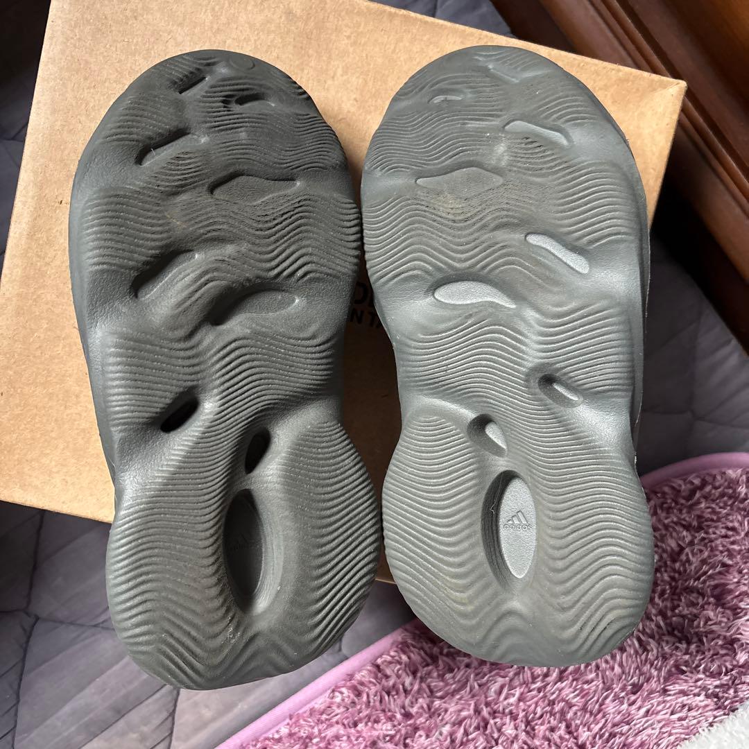 adidas YEEZY Foam Runner Carbon カーボン