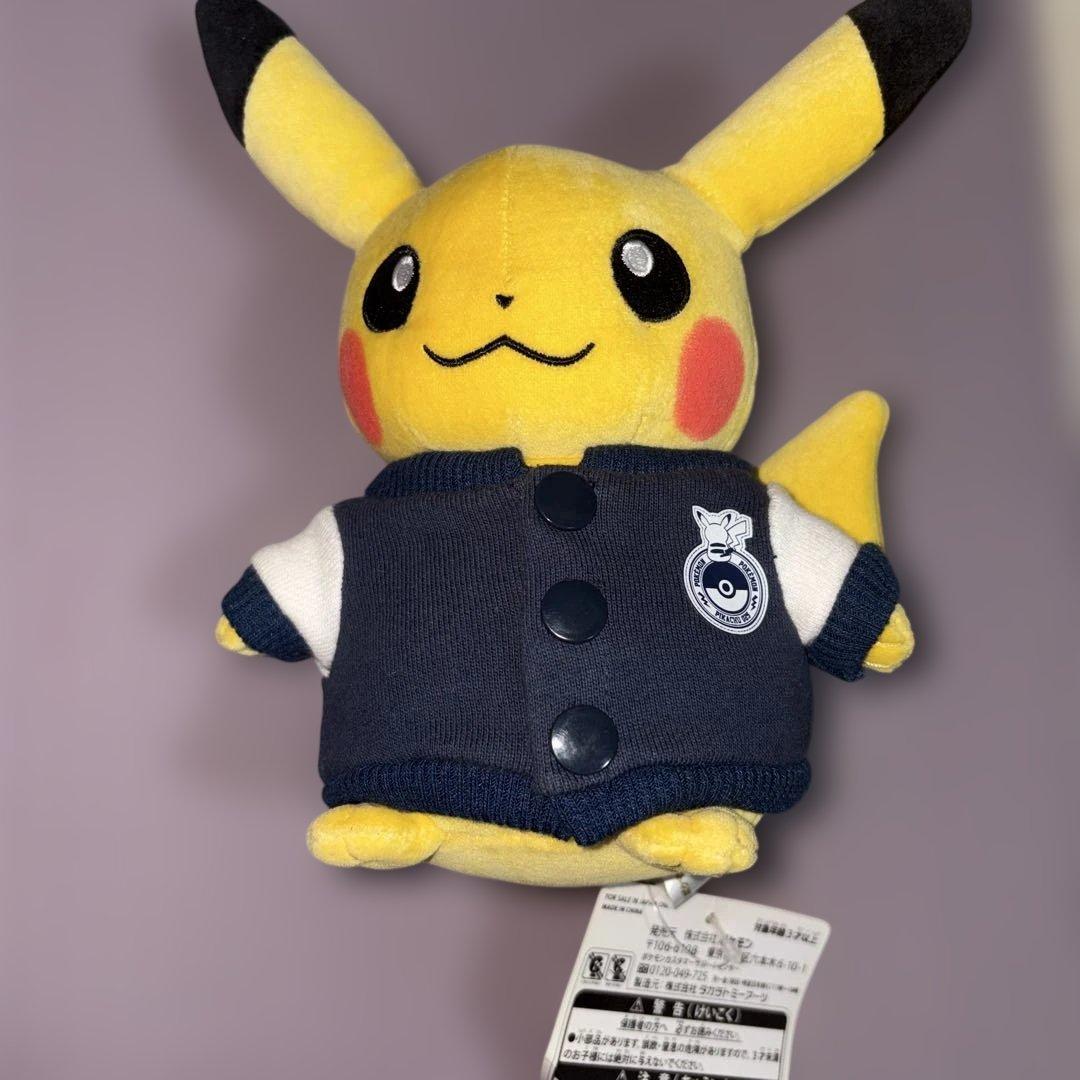 ポケモン ピカチュウ スタジャン カレッジロゴ ぬいぐるみ