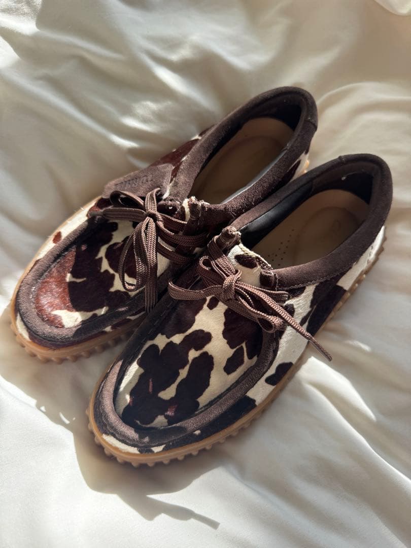 クラークス　ワラビー　牛柄　レディース　厚底