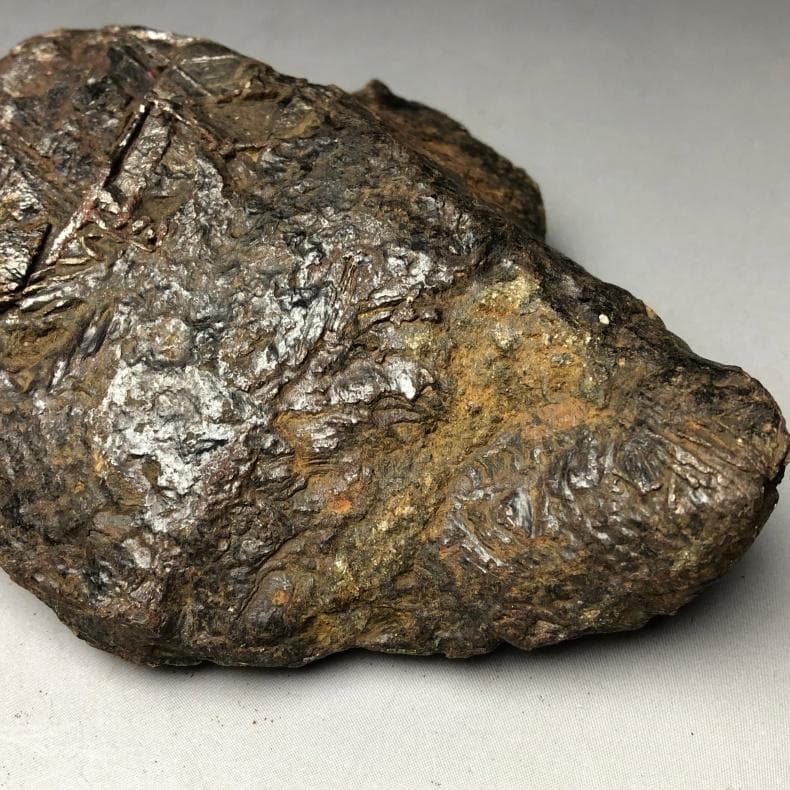 隕石 鉄隕石　アルタイ隕石　原皮付き　ナチュラル　原石　重さ約975ｇ　立て付き