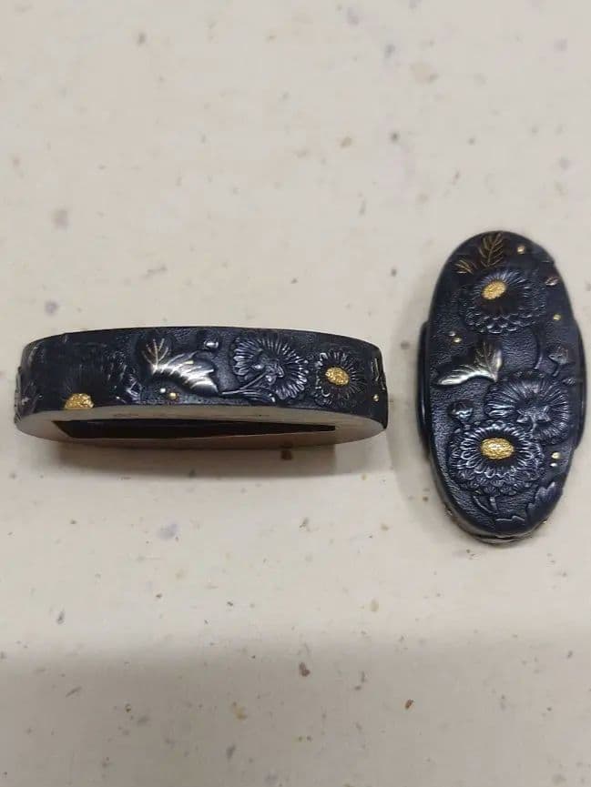 縁頭、赤銅地に菊華図