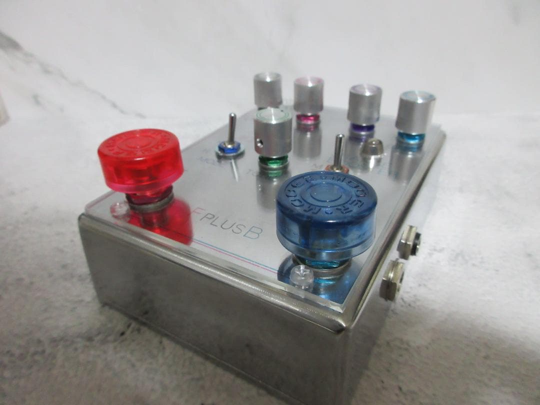 ファズとブースターがセットになったエフェクター