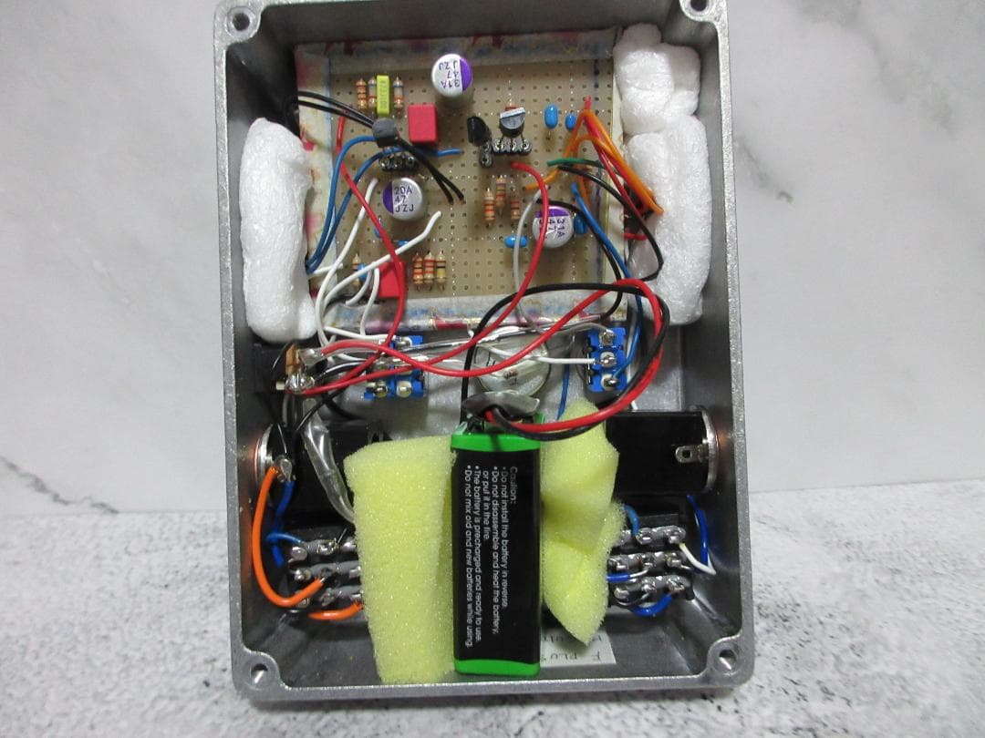 ファズとブースターがセットになったエフェクター