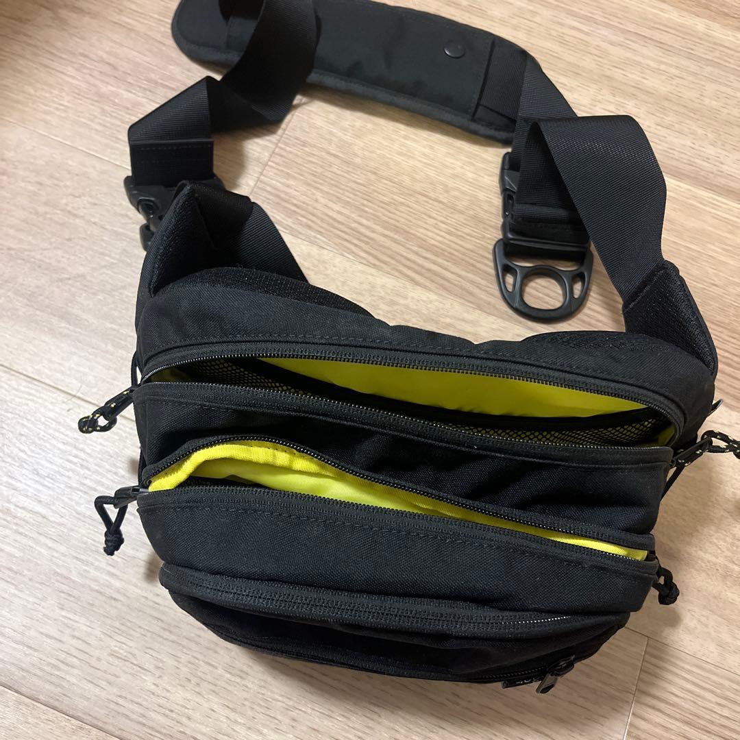 Hugoo ヒップシート ブラック　ショルダーバッグ