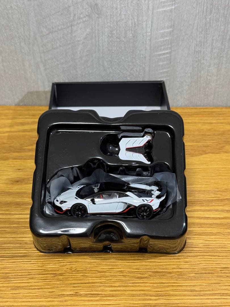 ランボルギーニ アヴェンタドール SVJ 1/64