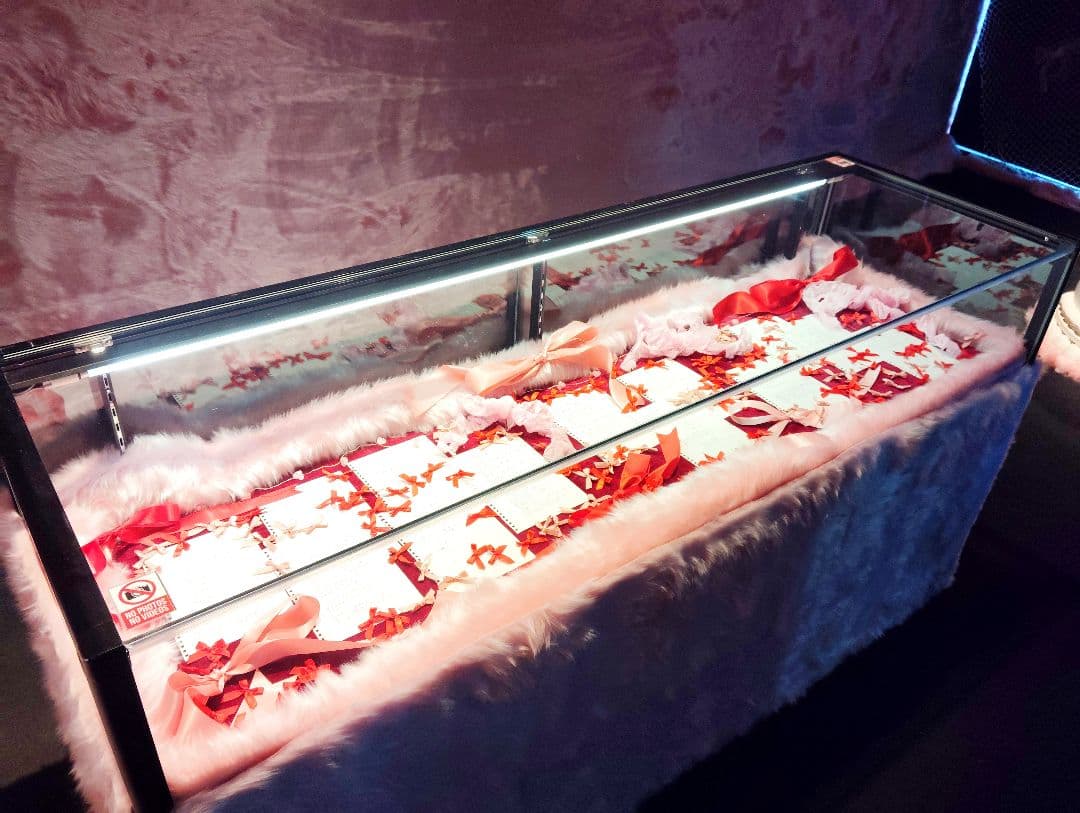 モコモコピンク展示ガラスケースファー160cmワイド2台照明有アイランドケース