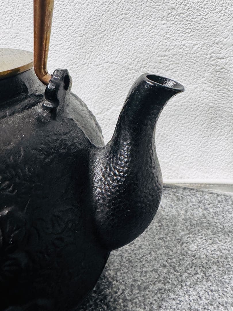 【新品未使用】南部鉄器 砂鉄製 鉄瓶 花柄浮き彫り鉄壺 コーティングなし