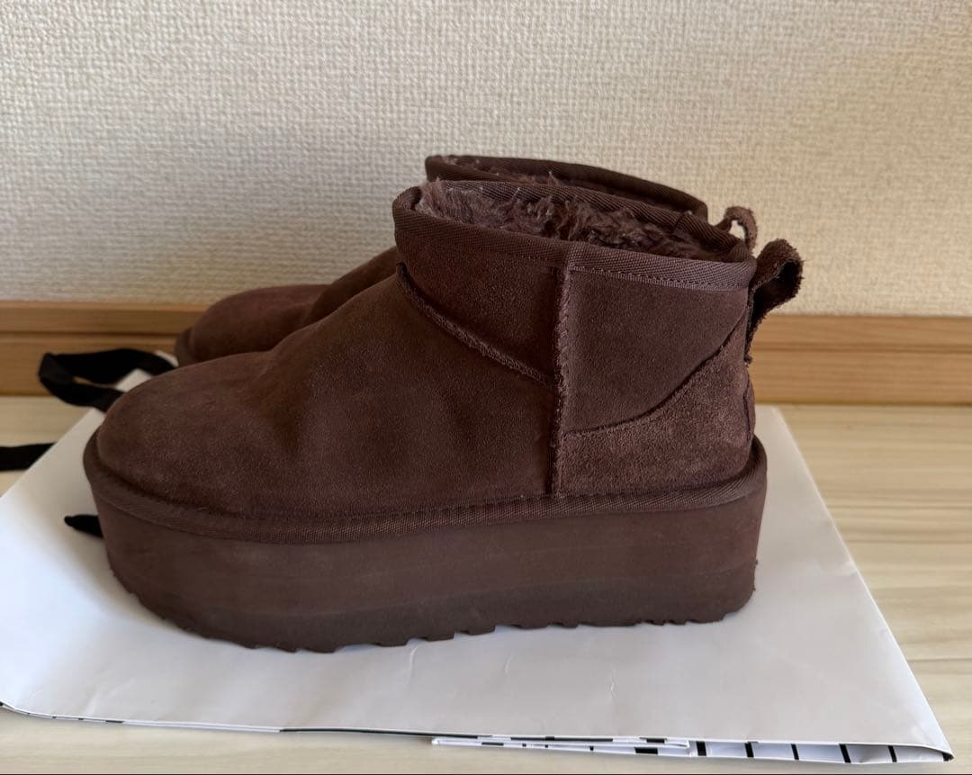 UGG クラシックウルトラミニプラットフォーム バーントシダー