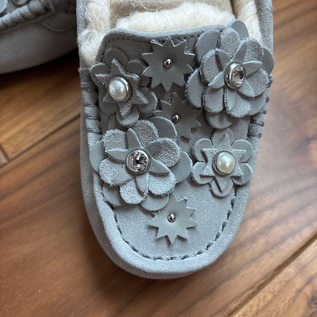 【新品・未使用】UGG アグ　クリスタルと花のモカシン　23㎝