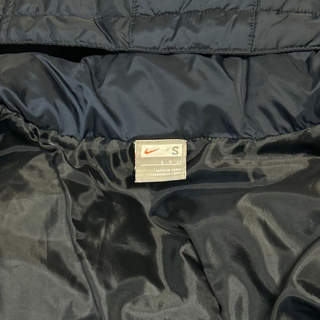 未使用級NIKE ナイキ ロングダウンコート ベンチコート S ネイビー　刺繍