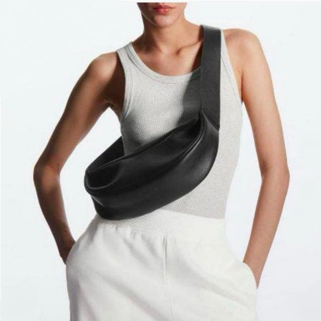 COS レザー プリーツベルトバッグ ブラック