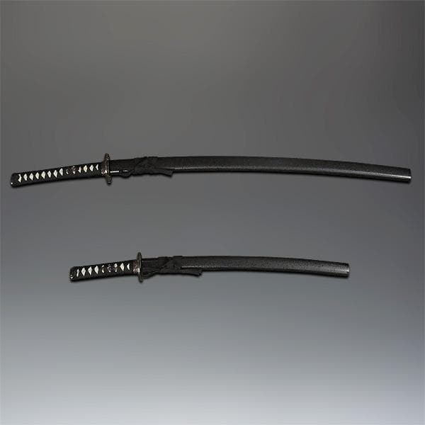 岐阜県関市製の模造刀 黒石目 大刀・小刀・刀掛け3点セットです。