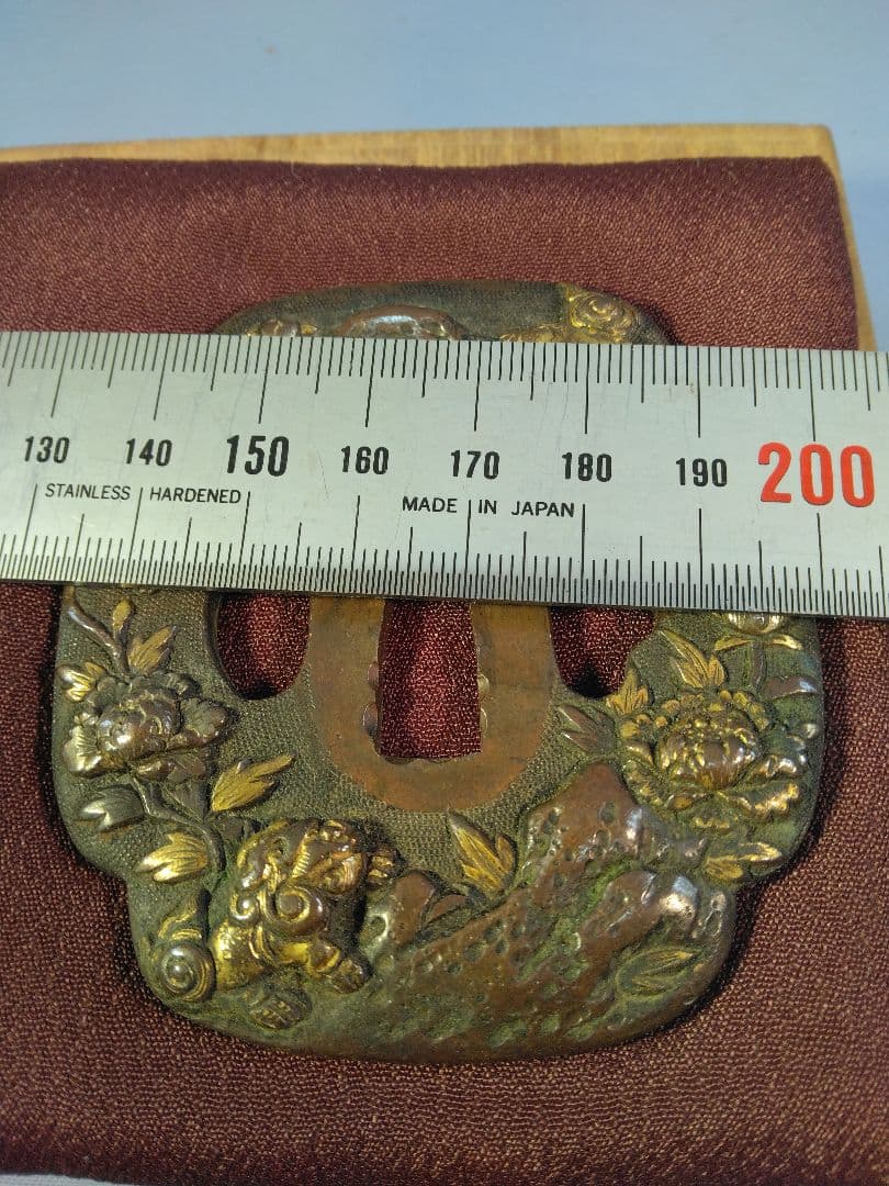 獅子と牡丹の高彫 魚々子　　鍔　鐔　刀装具