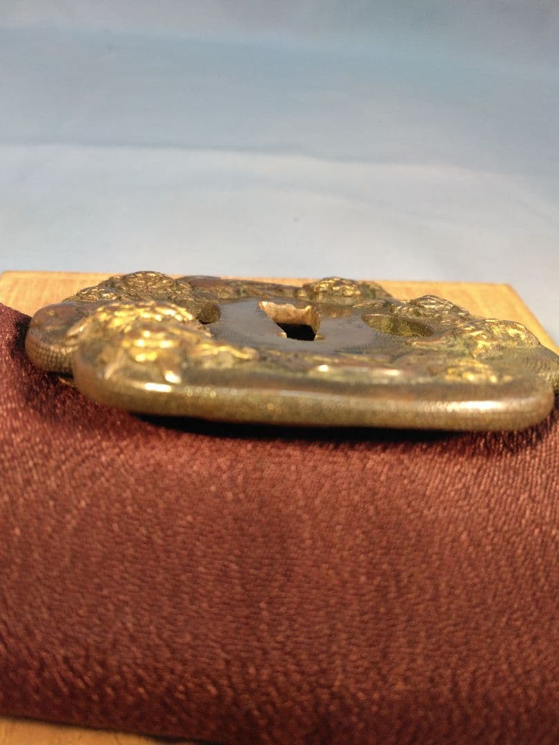 獅子と牡丹の高彫 魚々子　　鍔　鐔　刀装具