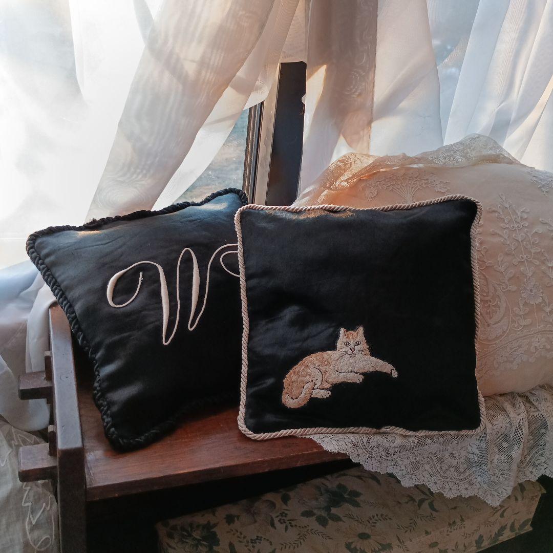 古い素材の小さめクッション　猫とモノグラム2ケセット